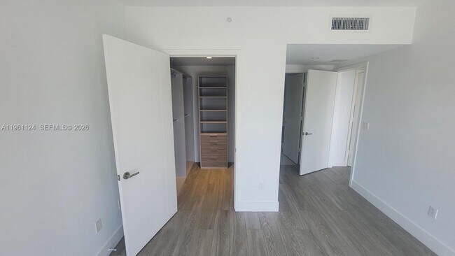 Building Photo - 1010 SW 2nd Ave