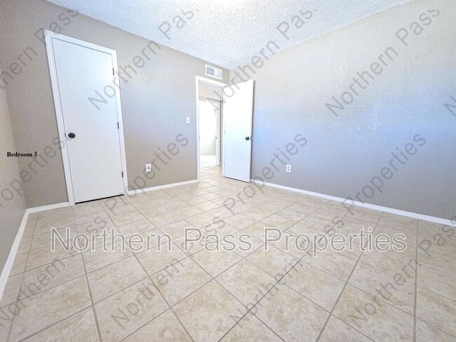 Building Photo - 810 Elm St