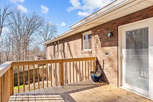 Building Photo - Newly Updated 4bd/3bth in Seymour!