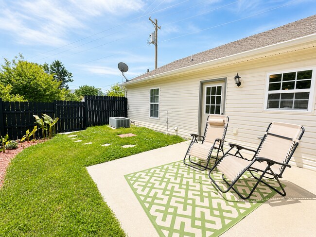 Building Photo - Black Mountain Townhome