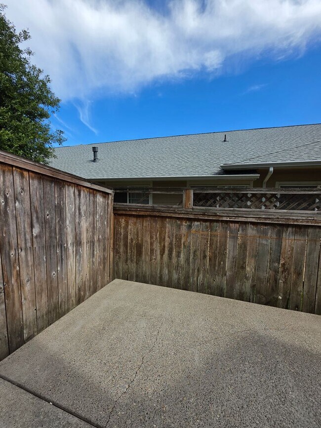 Building Photo - 355 SW Pemberly Loop