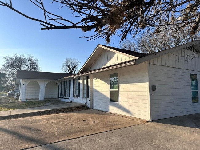 Building Photo - For Rent: Beautiful Single-Family Home in Seguin