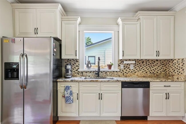 Building Photo - 712 E Caracas St