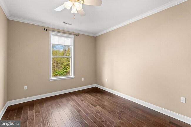 Building Photo - 2022 Crescent Wy