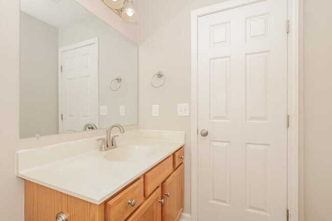 Building Photo - 712 Shandale Dr