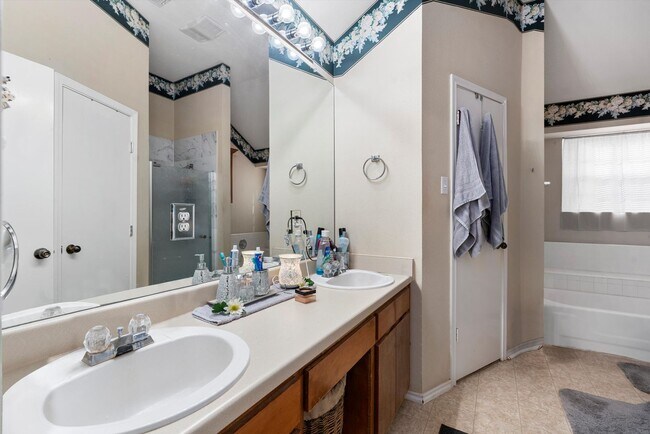 Building Photo - Large 3-Bedroom Home in West Round Rock!