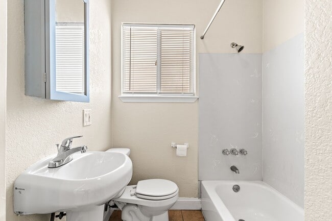 Building Photo - Massive 1,200 Sq Ft Renovated 3BR/2BA w/ Master Suite