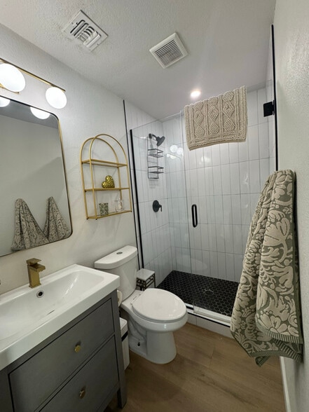 Building Photo - 1155 E Diamond St