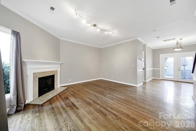 Building Photo - 804 Greenleaf Ave