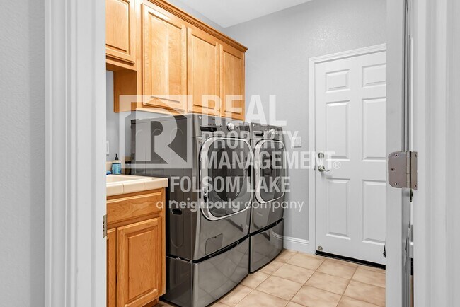 Building Photo - Fully furnished 5bd 3ba home in desirable Carmichael neighborhood