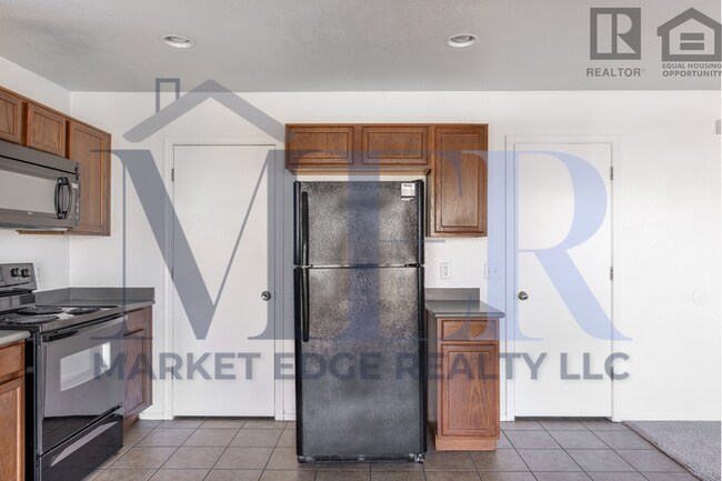 Building Photo - 3Bed/2.5Bath House at Honeycutt Ave/Hogene...