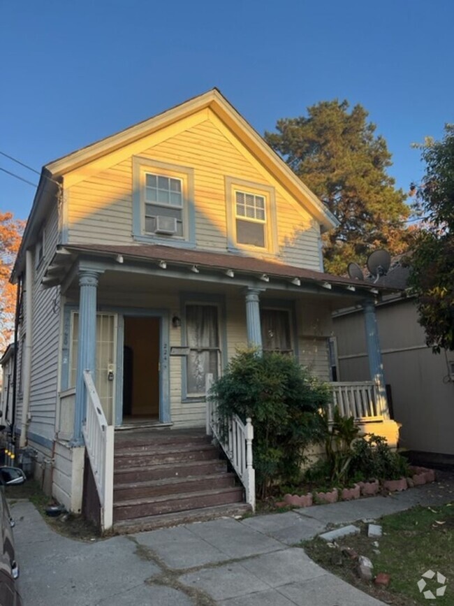 Building Photo - Victorian Apartment