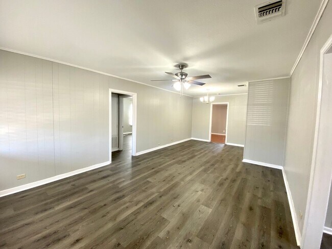 Building Photo - 3 Bedroom 3 bathroom Remodeled home ready to be loved