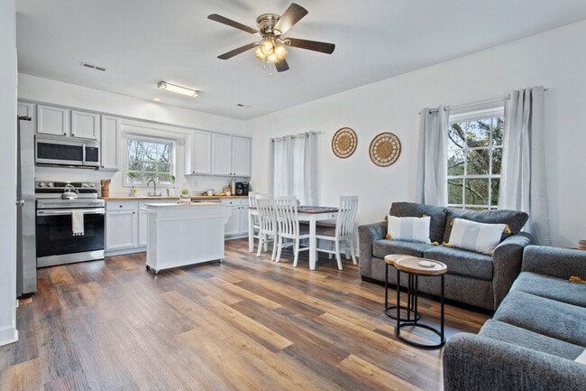 Building Photo - 343 Henderson Ave