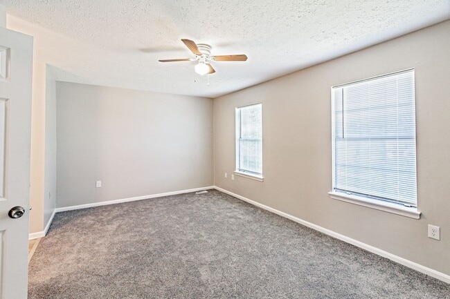Building Photo - 2 bedroom, 2.5 bath end unit townhome in Newark