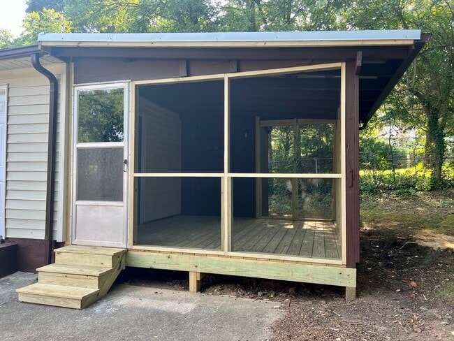 Building Photo - Three bedroom, 1 bath house in Burlington