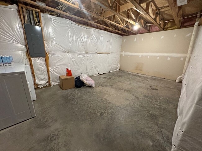 Building Photo - Taylor Spring Townhouse With Garage and Basement