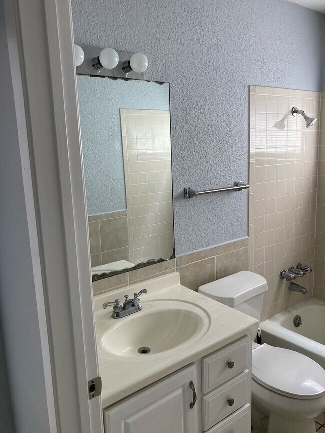 Building Photo - ZERO APPLICATION FEE FOR THIS 4BR/2BA NORTHEAST HOME