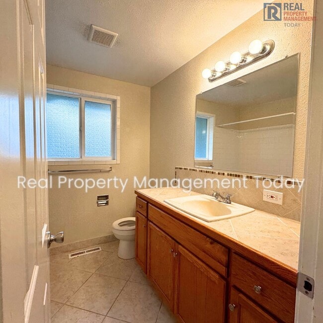 Building Photo - Spacious 5 Bedroom! Move In Ready!