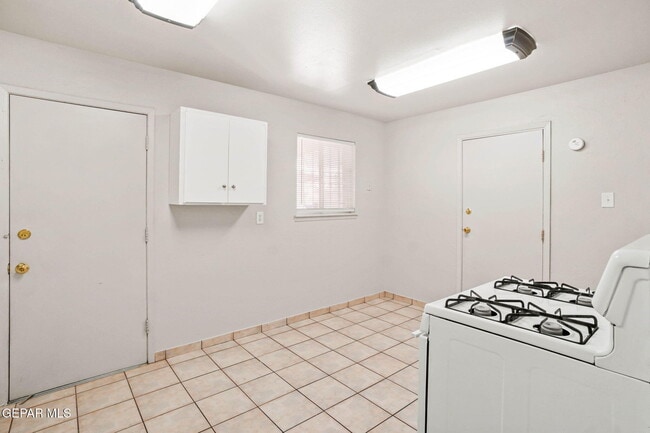 Building Photo - 4908 Royal Dr