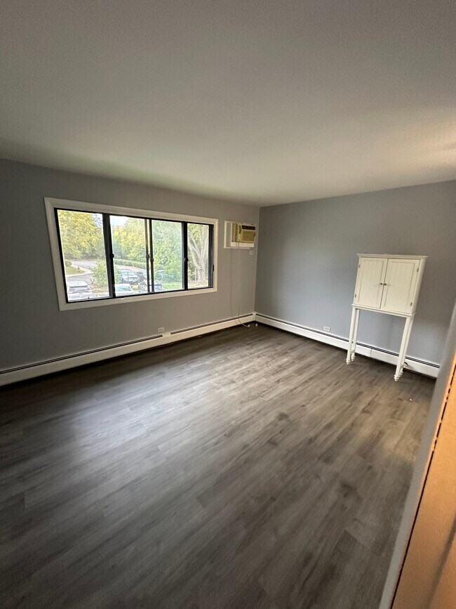 Building Photo - 2500 Bayside Dr