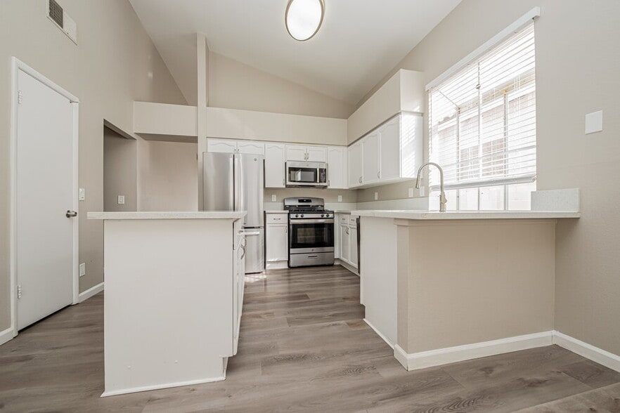 Building Photo - 1945 Curio Dr