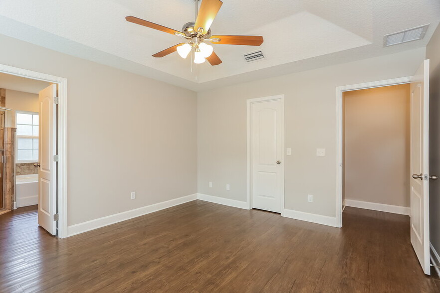 Building Photo - 45089 Weaver Cir