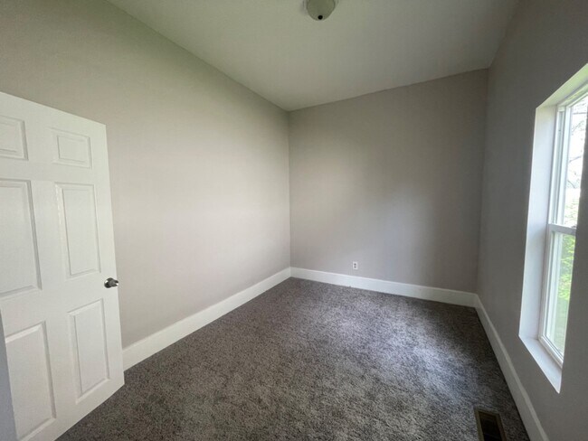 Building Photo - 1138 W 30th St