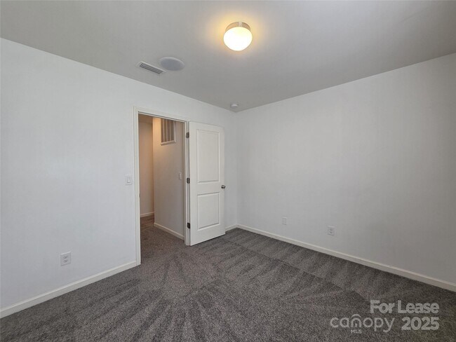 Building Photo - 150 Pin Oak Ct
