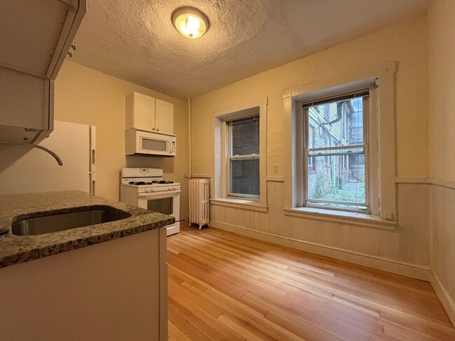 Building Photo - 53 Joy St