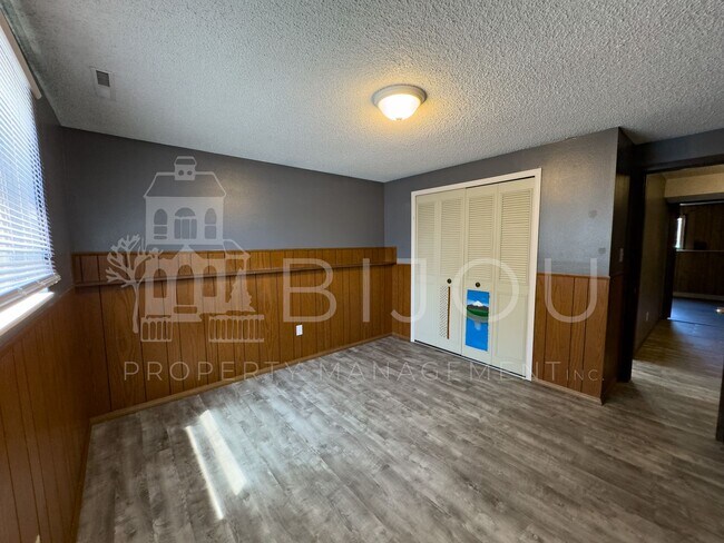 Building Photo - Large Main Level Living
