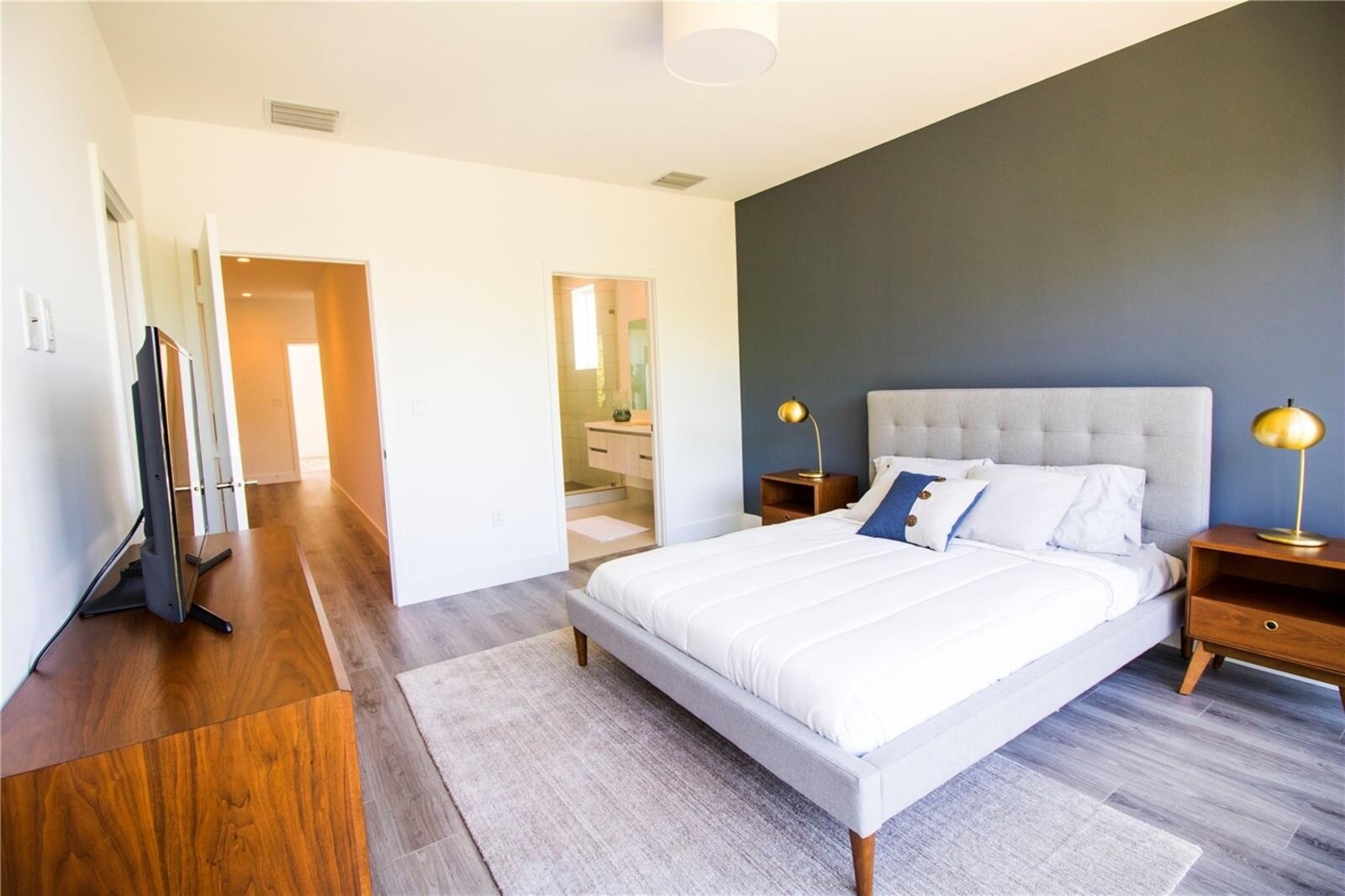 Building Photo - 2465 NE 135th St