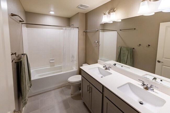 Building Photo - Stunning 4BR House in Berthoud