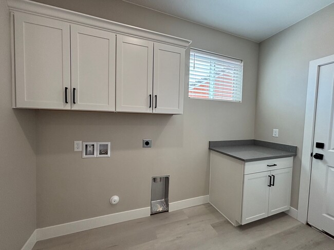 Building Photo - SPACIOUS HOME FOR RENT!