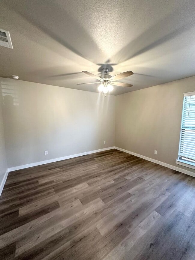 Building Photo - 3 Bed 2 Bath Ready to Rent!