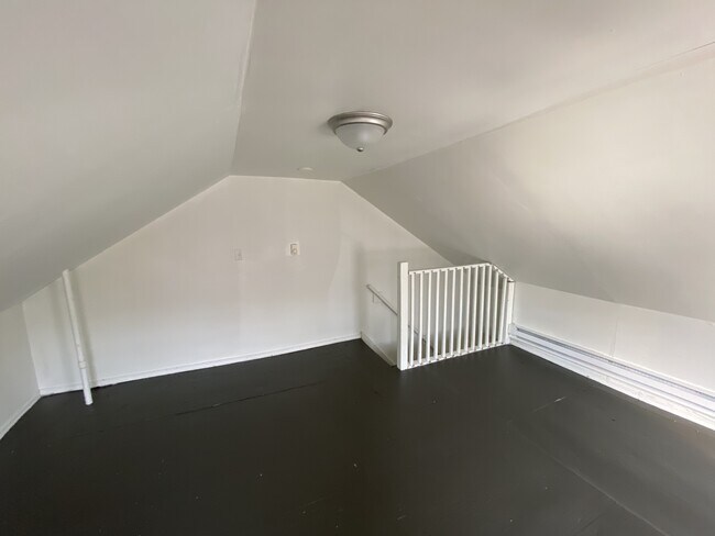 Building Photo - 714 W Clarke Ave