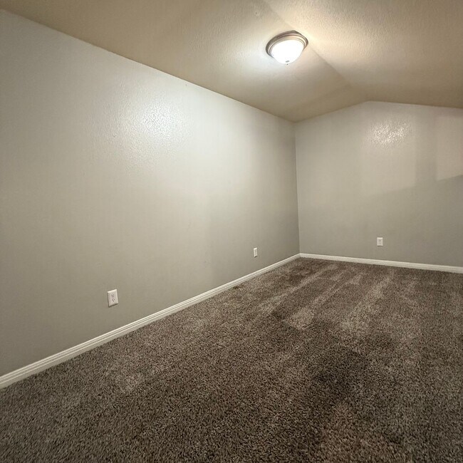 Building Photo - $500 Off 1st Full Month!* All Utilities In...