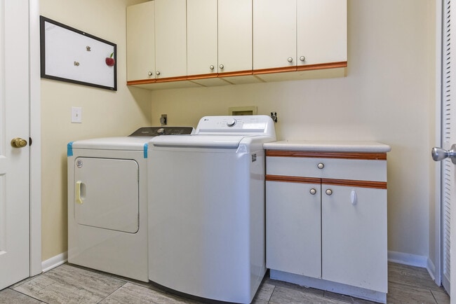 Building Photo - 6940 SE Lillian Ct