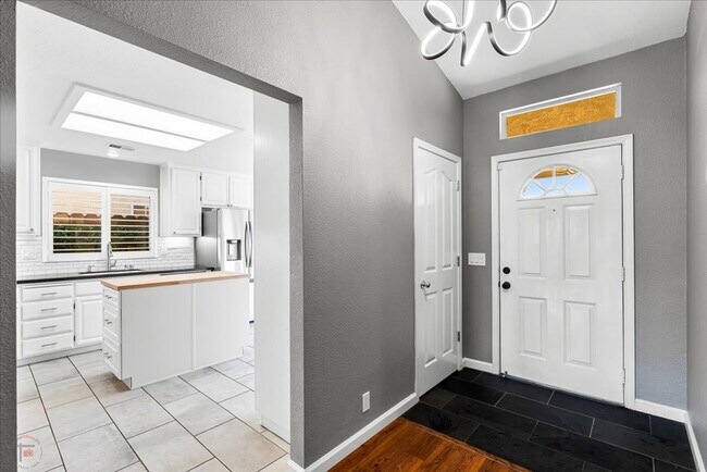 Building Photo - Lovely 3 Bedroom/2 Bath Home Located in Lodi Ca