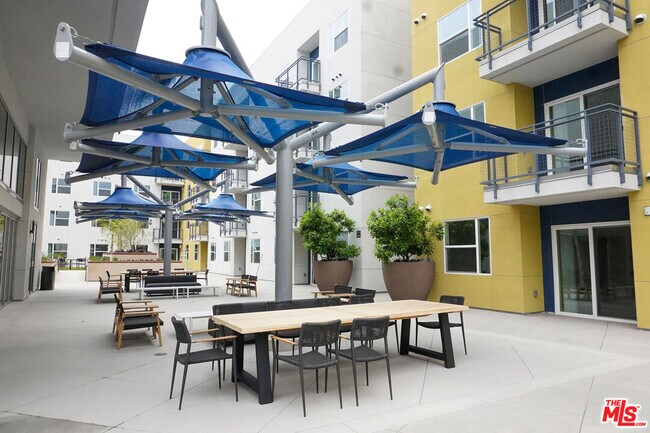 Building Photo - 10568 Gateway Prom