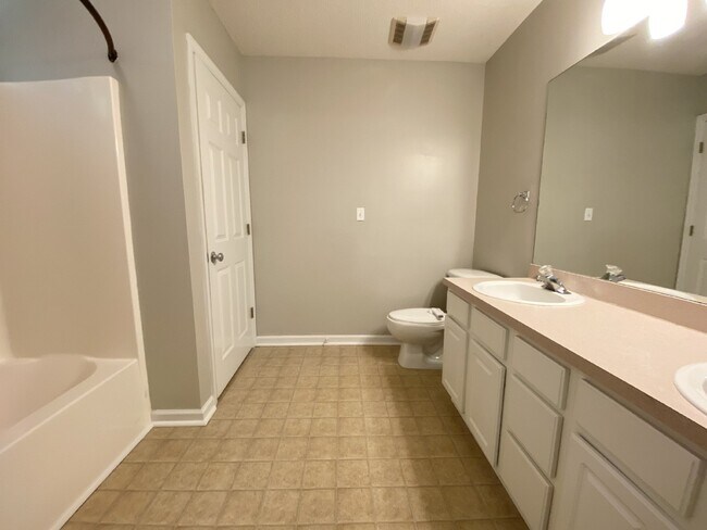 Building Photo - Home in Woodbridge With a Screened Porch a...