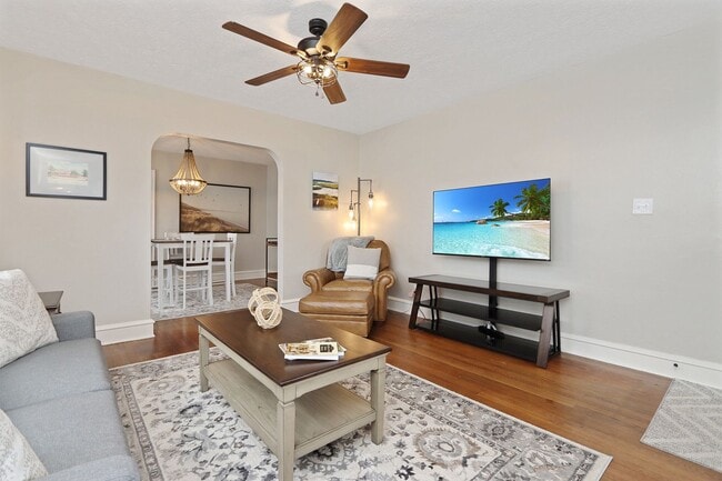 Building Photo - 215 E Cummings Ave