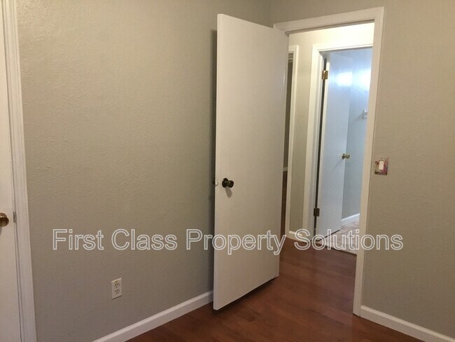 Building Photo - 9725 NE 2nd St