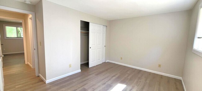 Building Photo - Updated 4 Bedroom Rambler – Spacious, Styl...