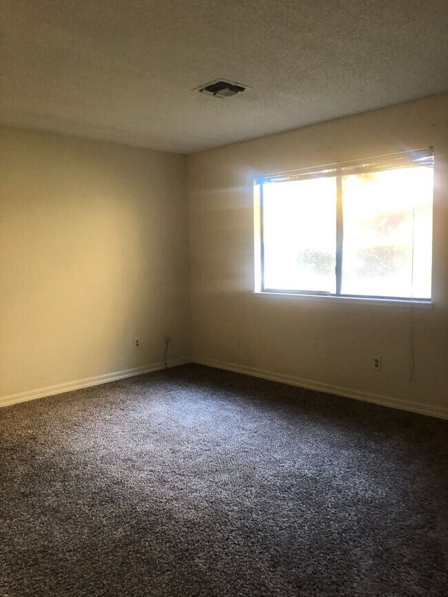 Building Photo - Convenience galore is what describes this condo!