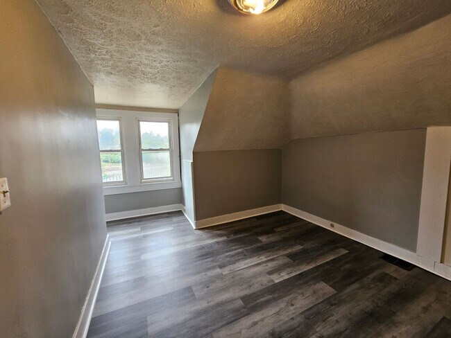 Building Photo - 3 bedroom Townhome for rent in Mt Washington!