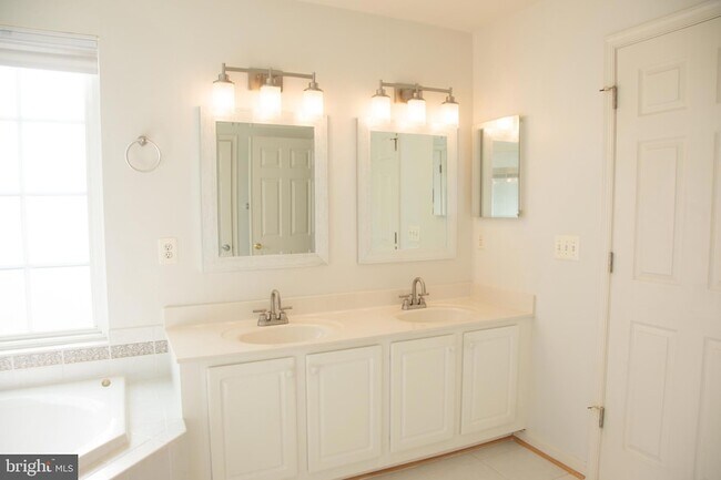 Building Photo - 3347 Wilton Crest Ct