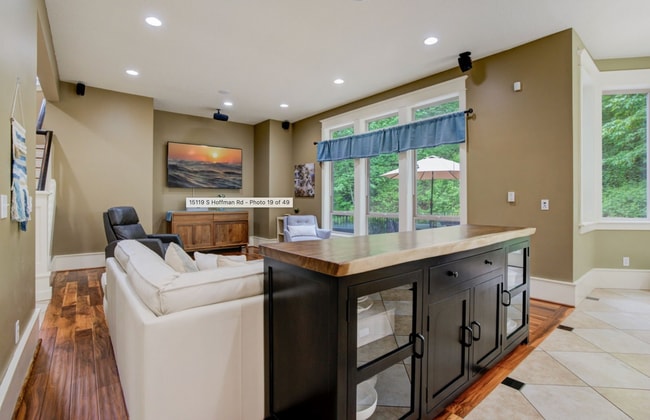 Building Photo - 4 bed/4bath, 5000sqft, adult home? Sober living? Barton Park!