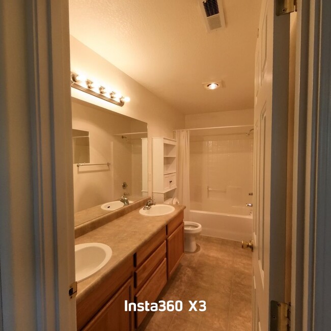 Building Photo - Charming 3 Bed 2 Bath Medford Townhome
