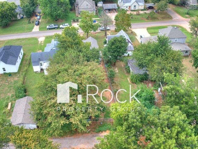 Building Photo - Updated Cozy 2 Bed 1 Bath Home in Guthrie ...